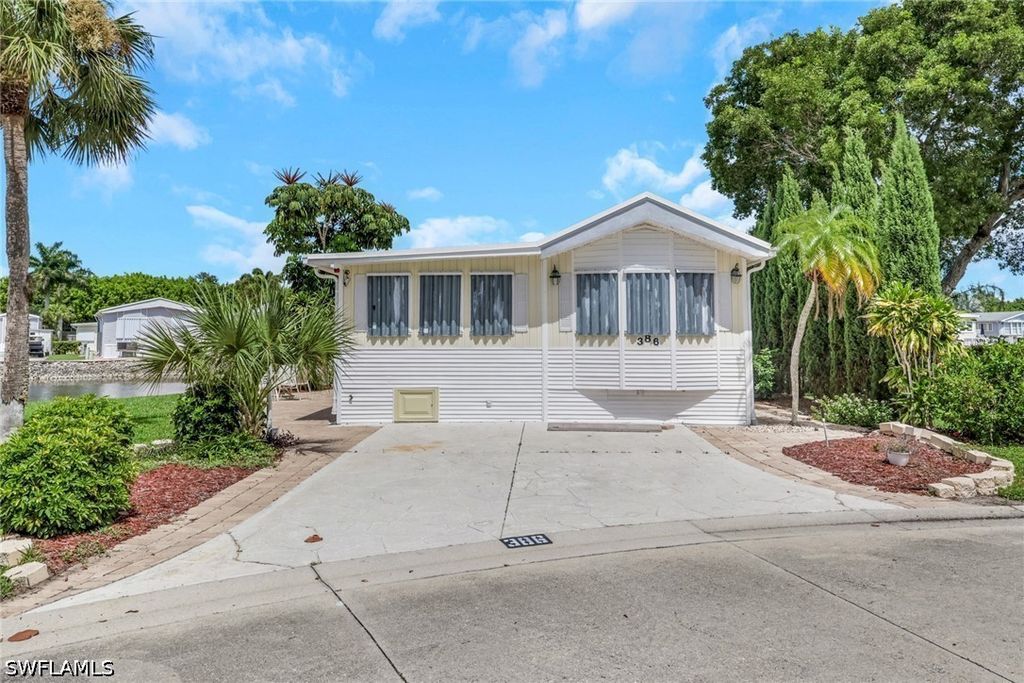 386 Leopard Ln 386, Naples