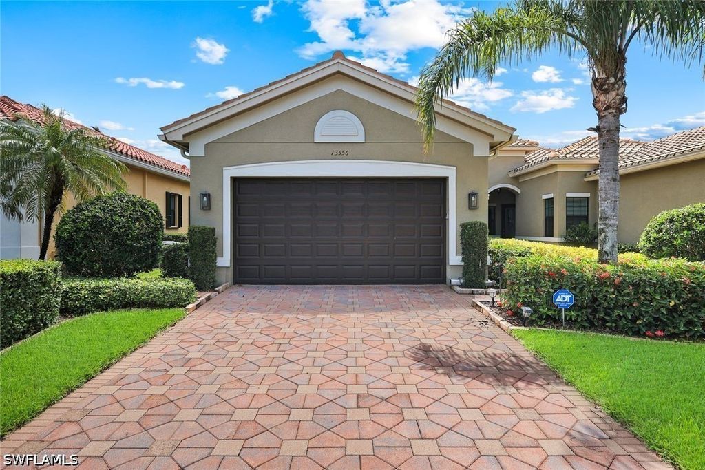 13556 Coronado Dr, Naples