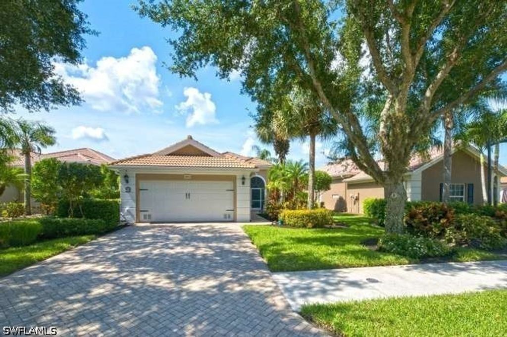 2314 Heydon Cir W, Naples