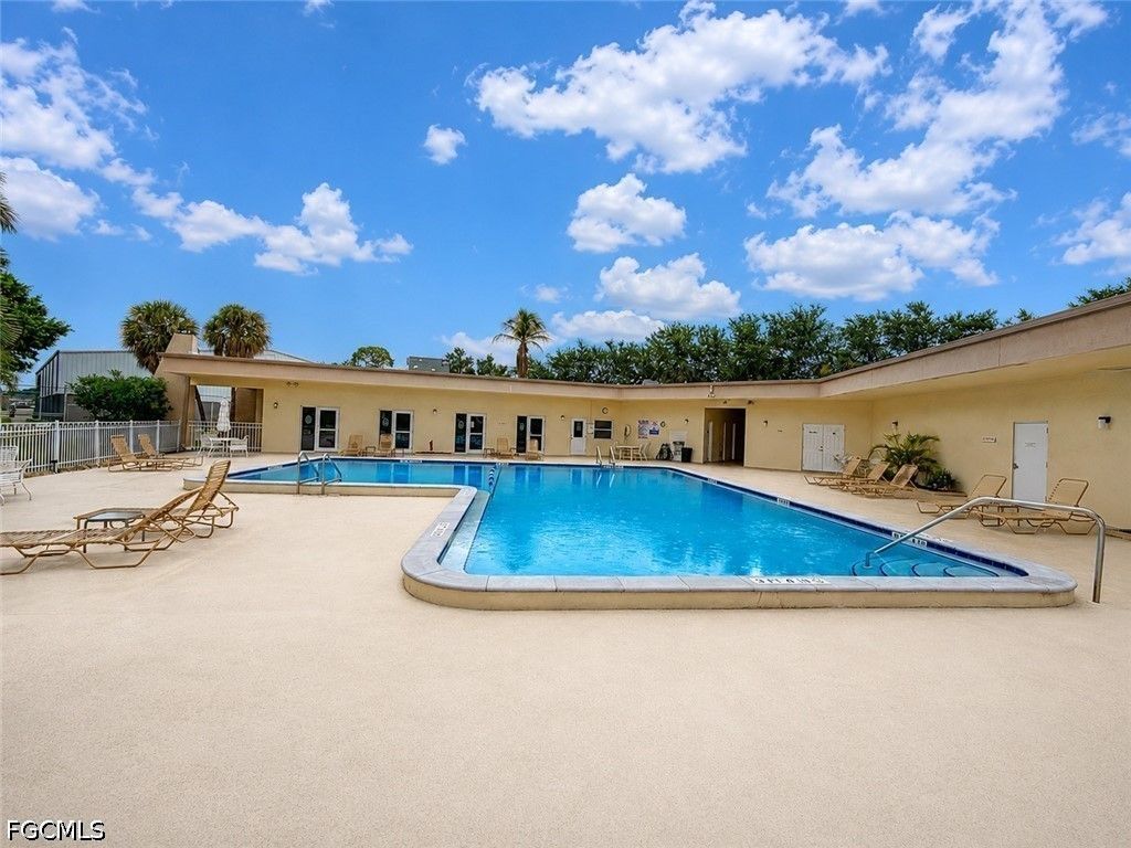 2079 Barkeley Ln 13, Fort Myers