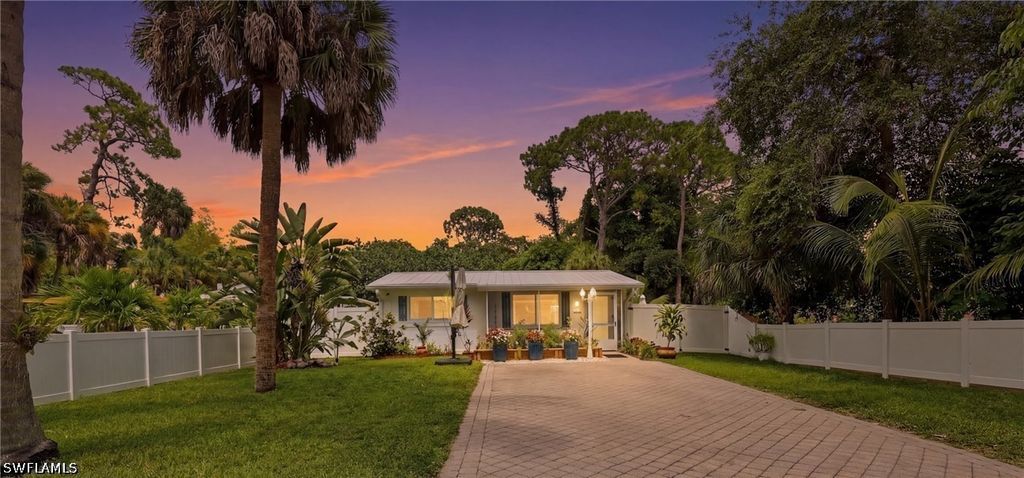 1447 Shadowlawn Dr, Naples