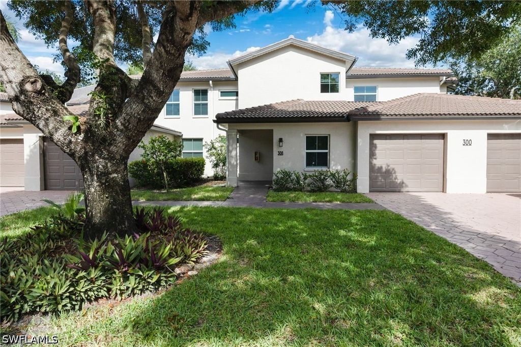 300 Diamond Cir 308, Naples