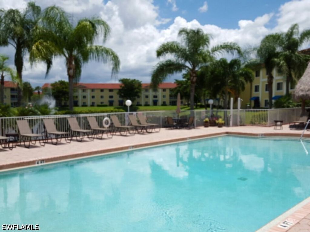 8287 Key Royal Ln 1533, Naples