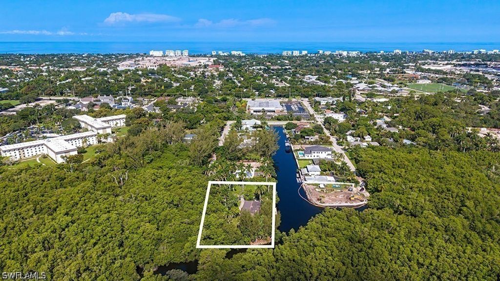 1551 Bembury Dr, Naples