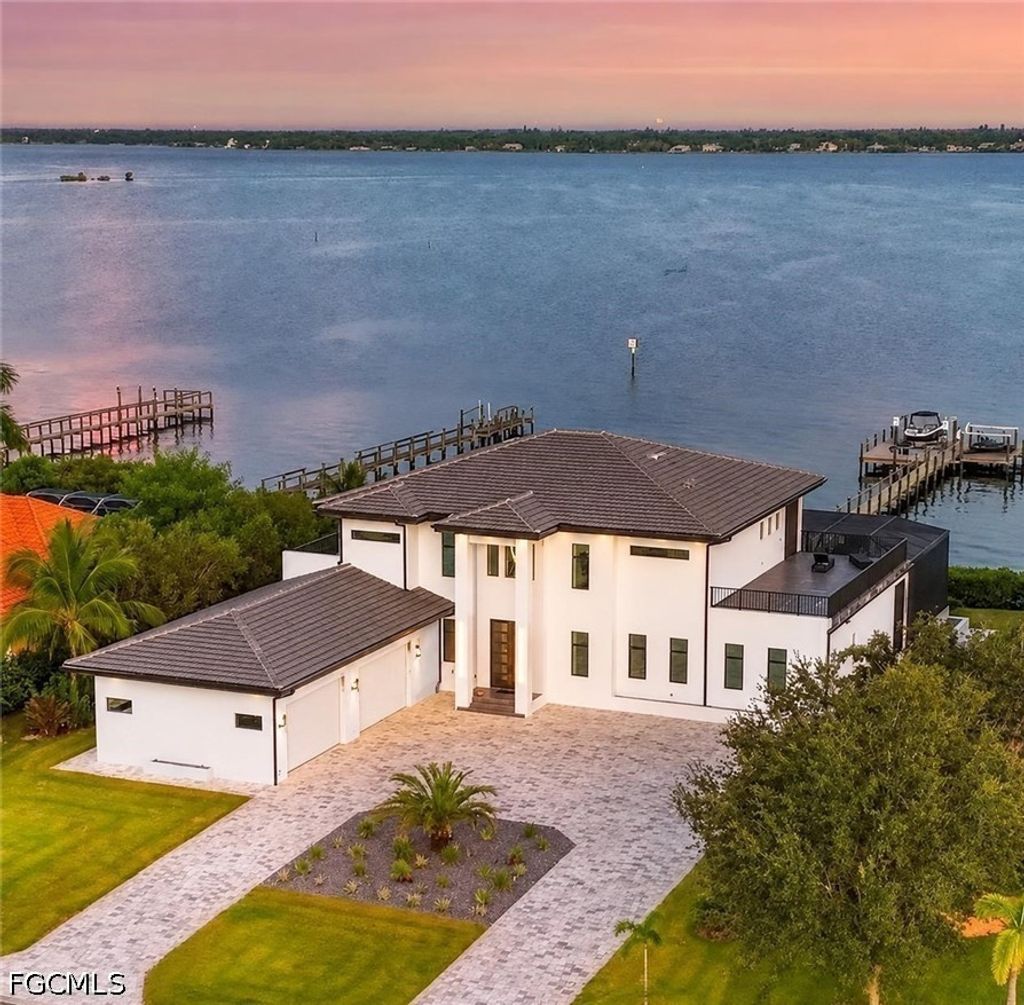 6390 River Club Ct, North Fort Myers