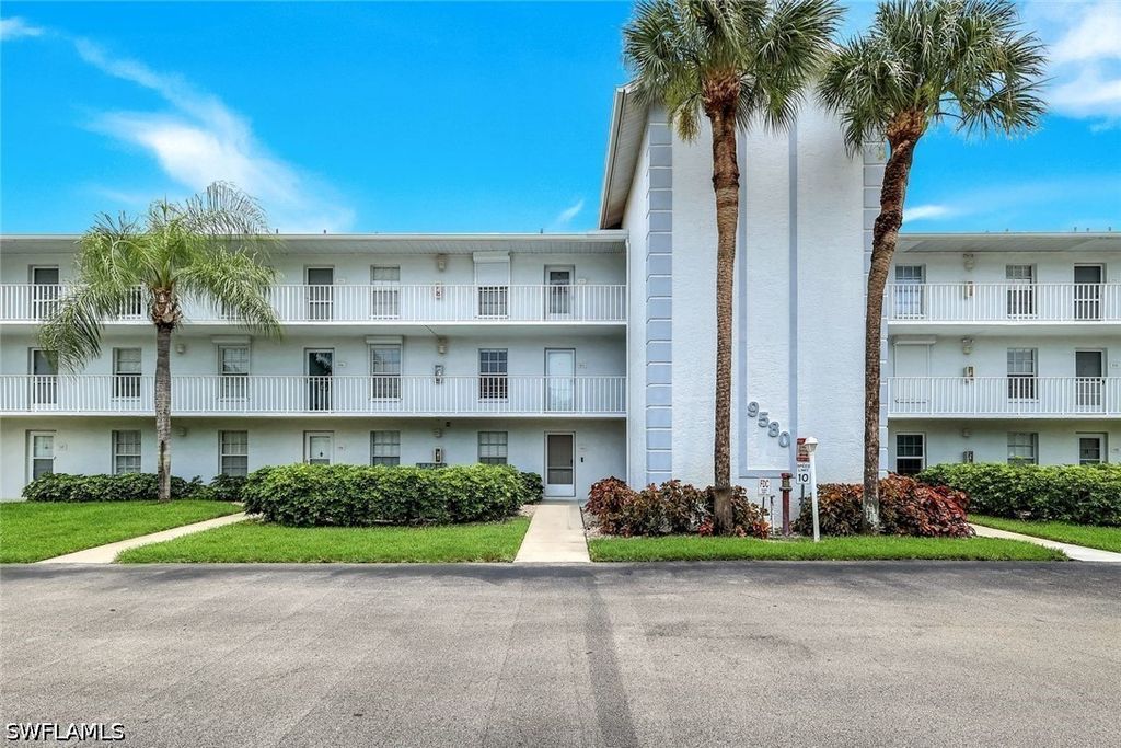 9580 Victoria Ln 205, NAPLES