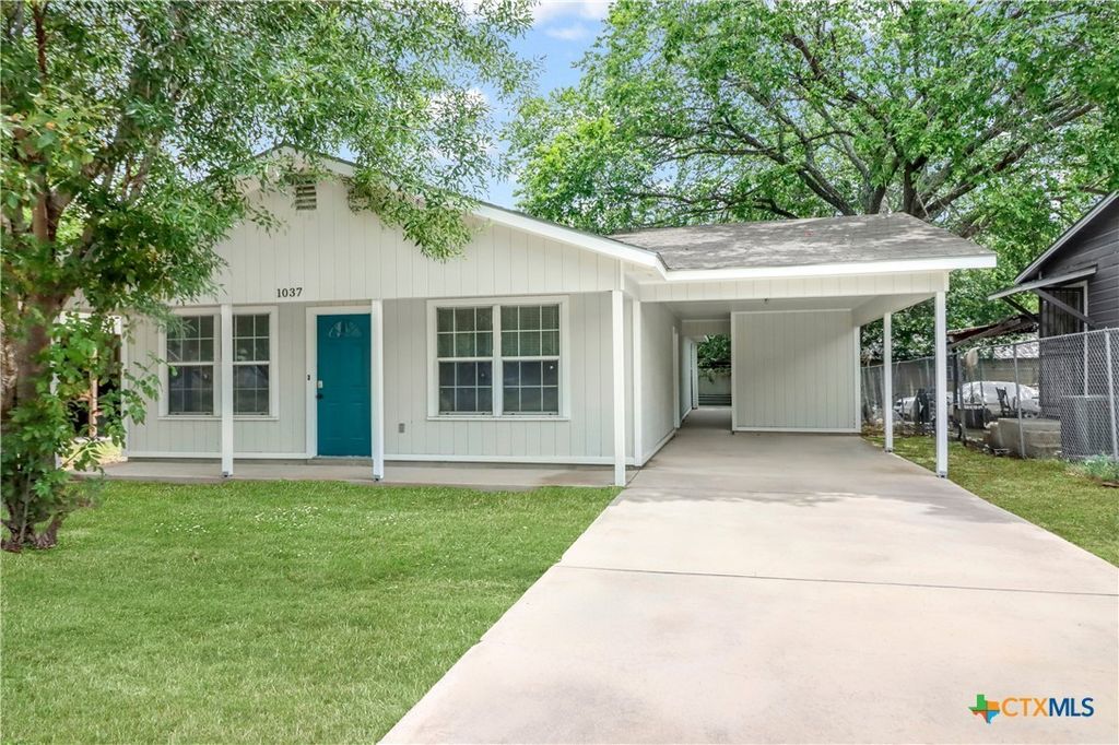 1037 N Guadalupe Street, Seguin