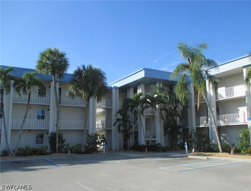 1624 Pine Valley Dr 217, Fort Myers