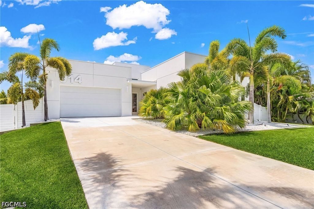 914 Dolphin Dr, Cape Coral