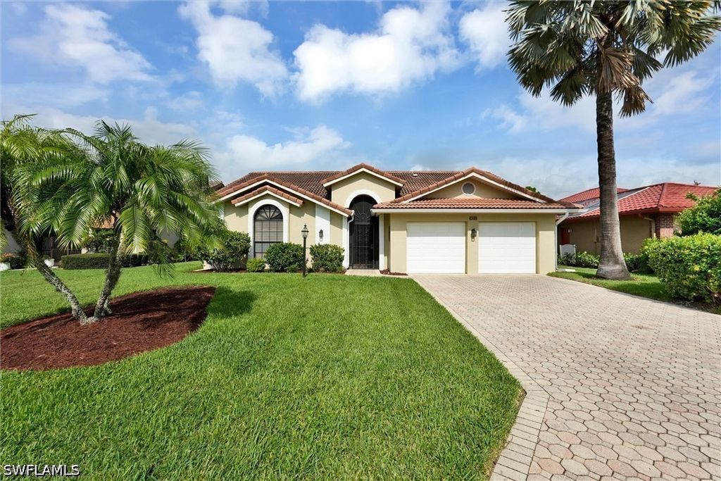453 Countryside Dr, Naples