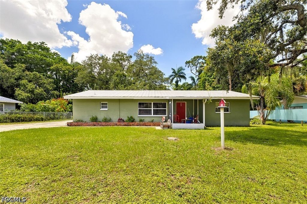 306 Chattanooga Dr, Fort Myers