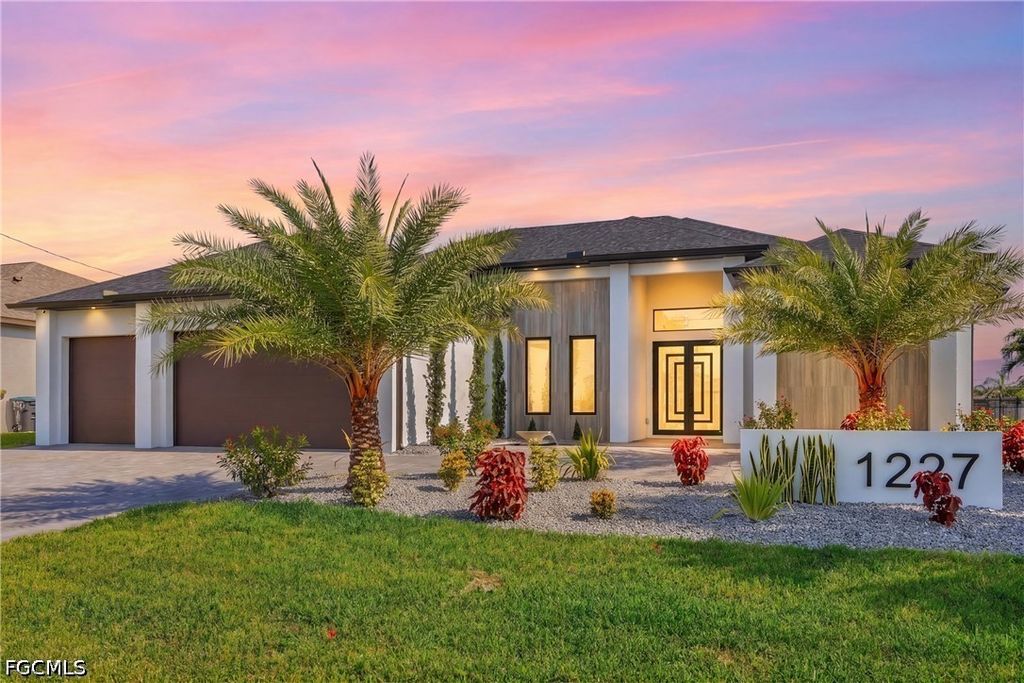 1227 Sw 37th St, Cape Coral