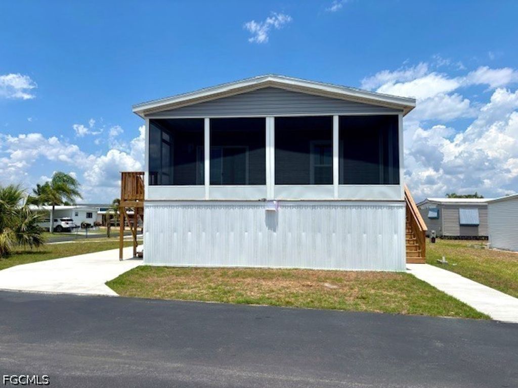 302 Shoreland Dr, Fort Myers
