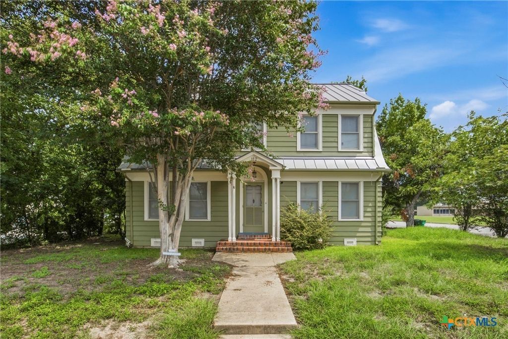 108 E College Street, Seguin