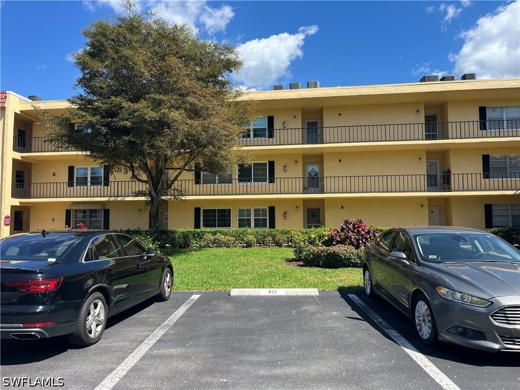 1085 Forest Lakes Dr 8202, Naples
