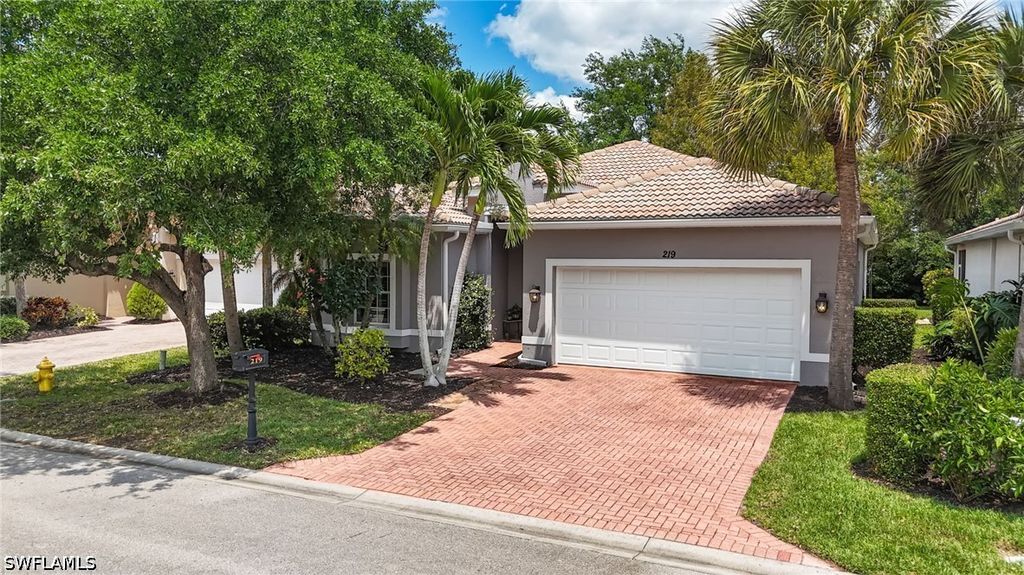 219 Glen Eagle Cir, NAPLES