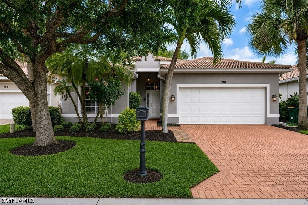219 Glen Eagle Cir, NAPLES