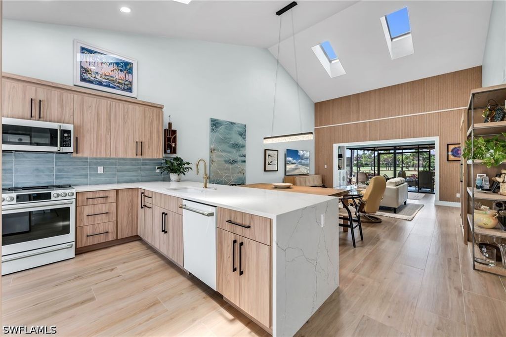 182 Bears Paw Trl, Naples