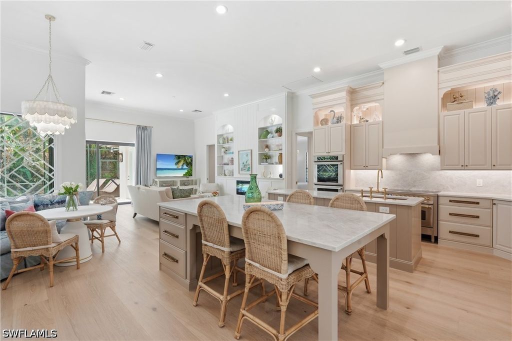 9833 Clear Lake Cir, NAPLES