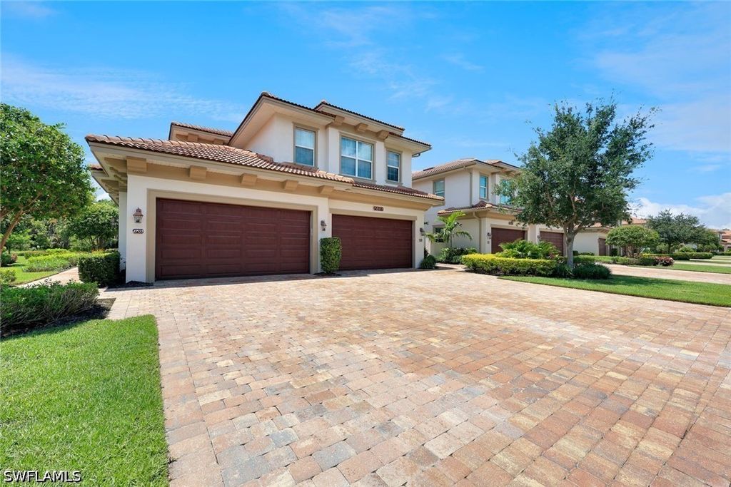 7801 Hawthorne Dr 2701, Naples