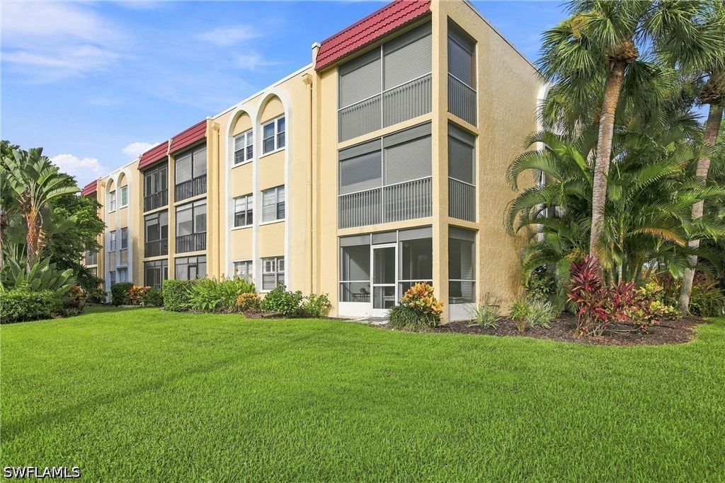 1087 Forest Lakes Dr 302, Naples