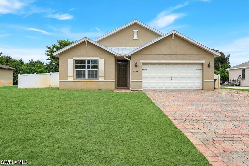 8117 Sandpiper Rd, Fort Myers