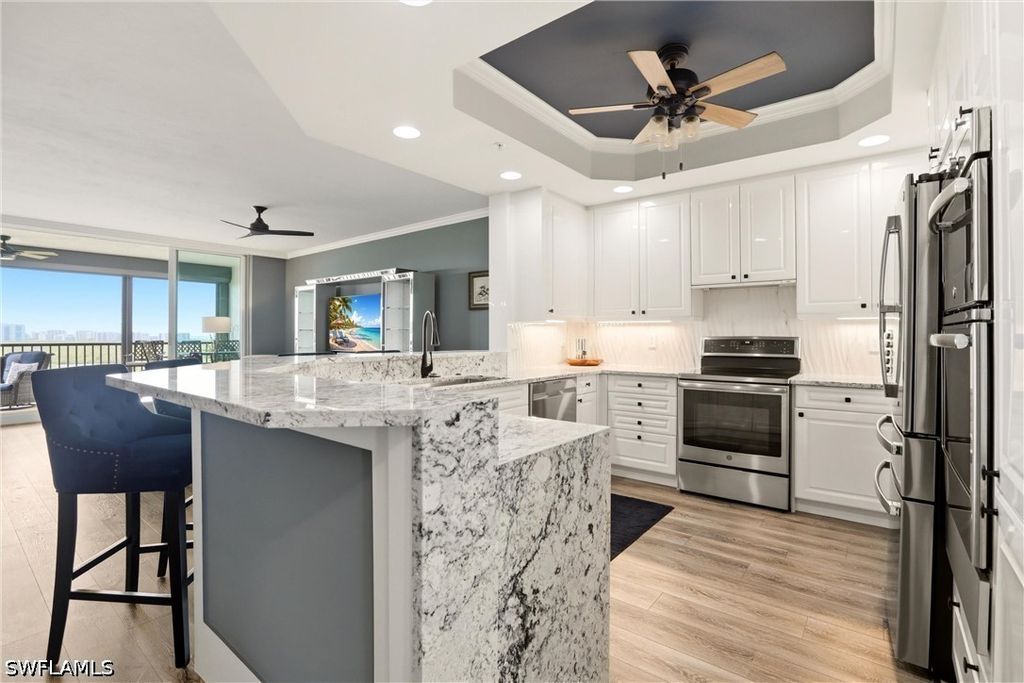 425 Cove Tower Dr 1002, NAPLES