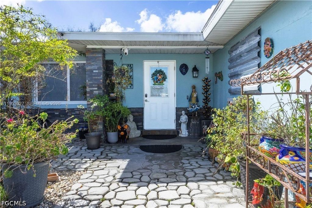 1526 Ne 4th Ter, Cape Coral