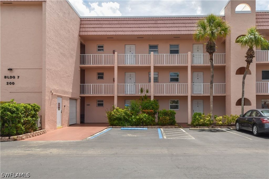 200 Turtle Lake Ct 108, Naples