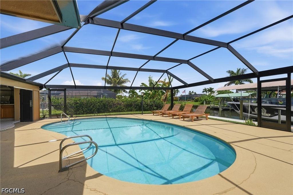 418 Avalon Dr, CAPE CORAL