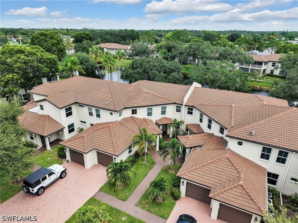 1100 Diamond Cir 1104, Naples