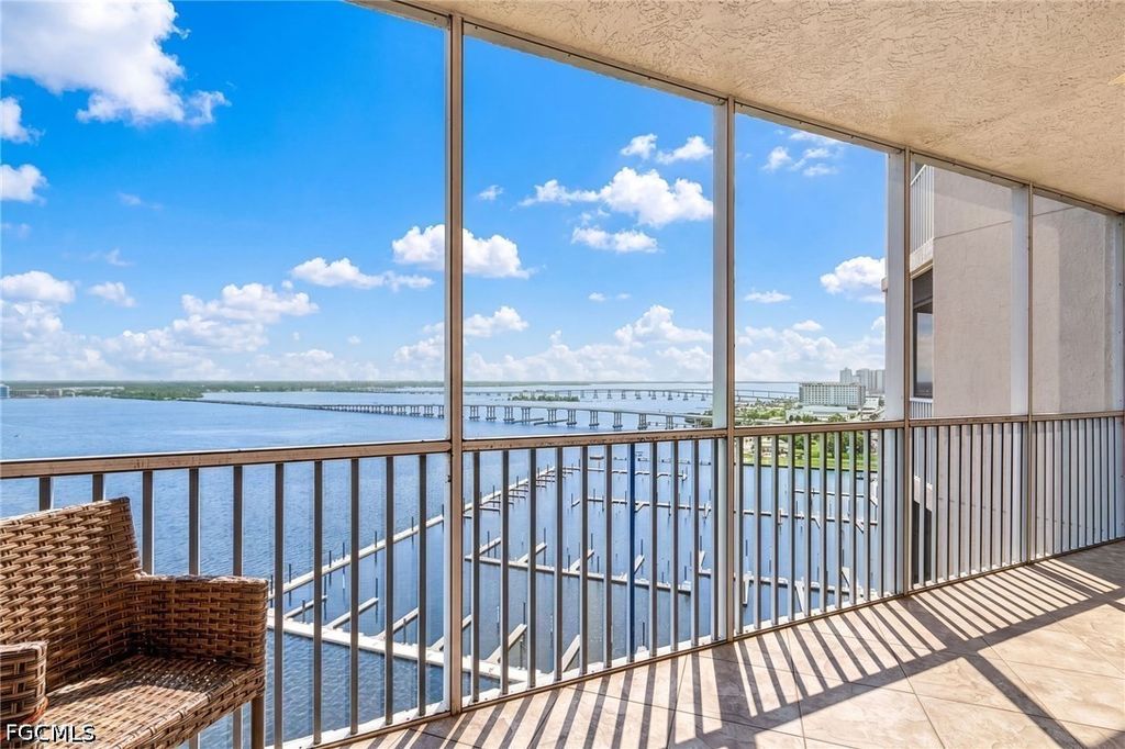 2104 W First St 1802, FORT MYERS