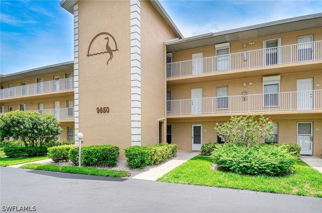 9650 Victoria Ln 104, NAPLES