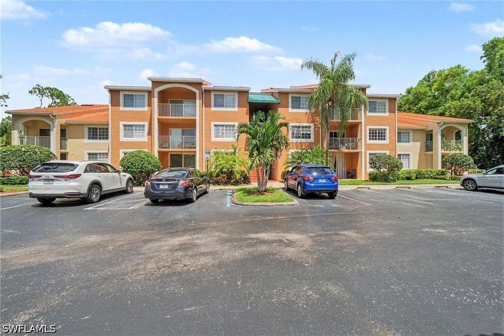 1280 Wildwood Lakes Blvd 106, Naples