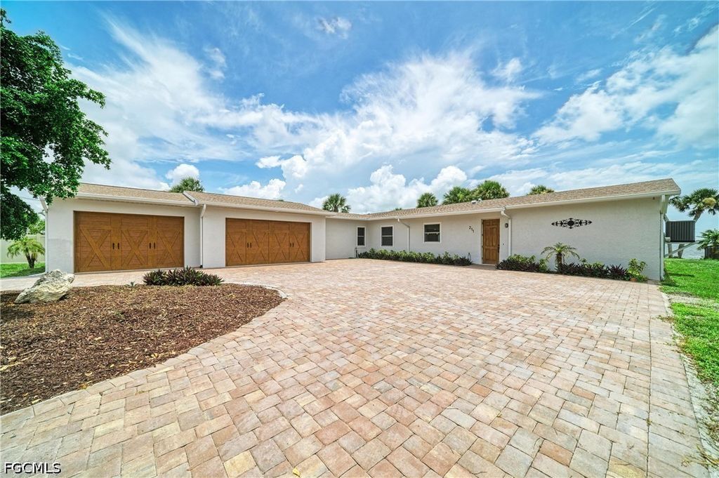 211 Bahia Vista Dr, Englewood