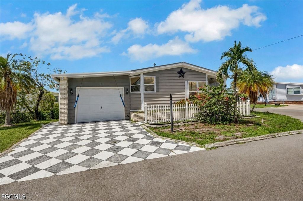 9258 Desoto Dr, North Fort Myers