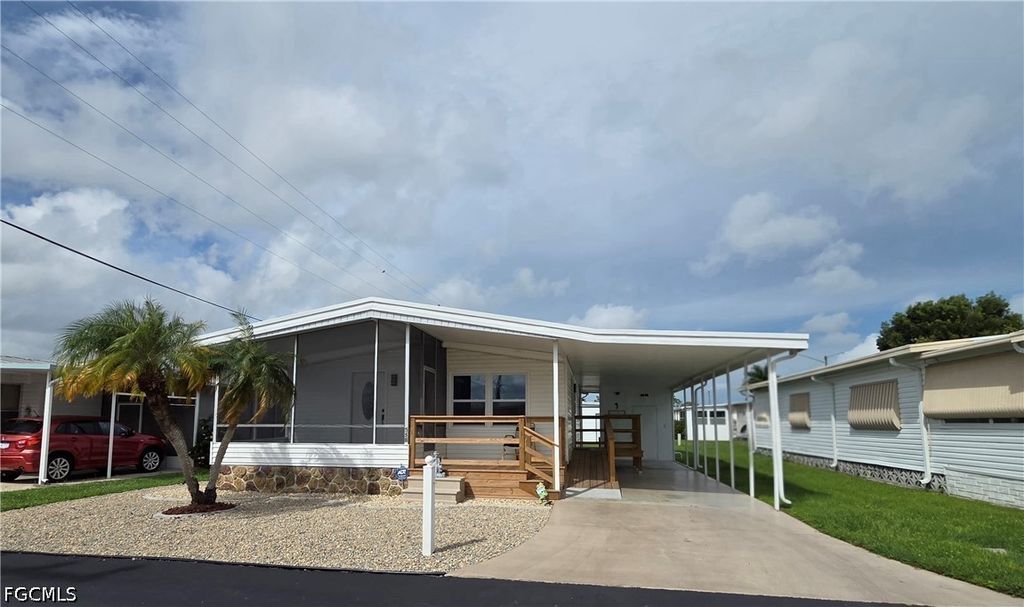 556 Freedom St, North Fort Myers