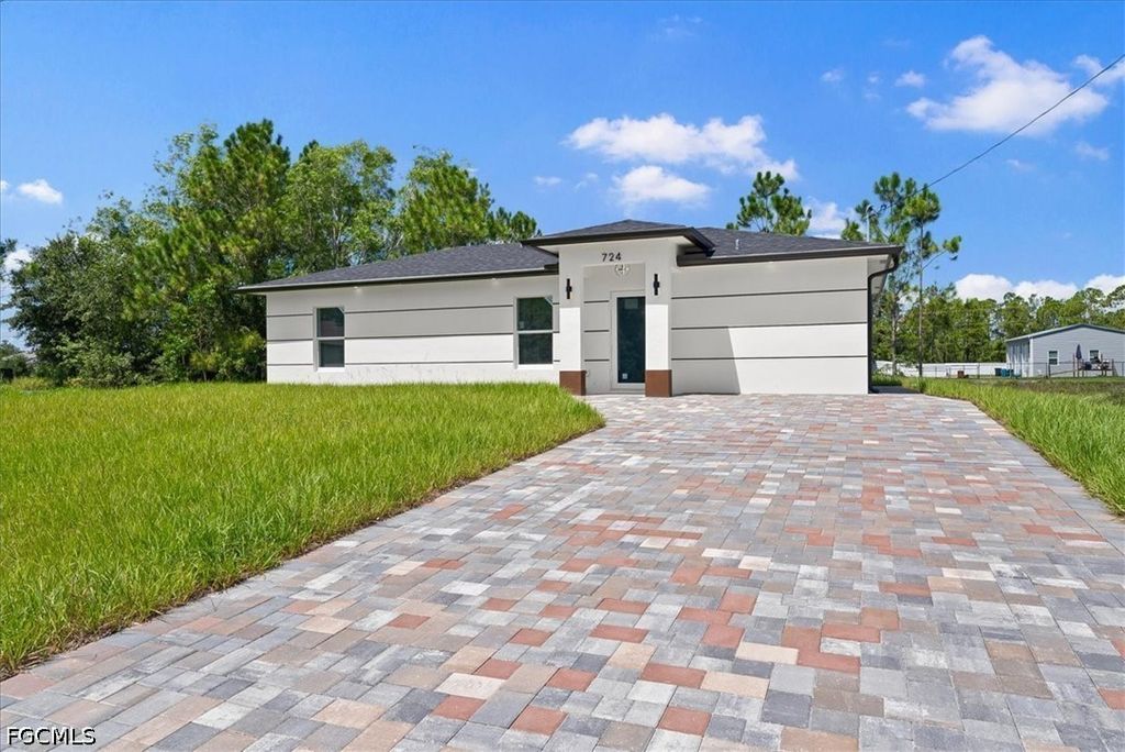 944 Candlelight Dr, Lehigh Acres