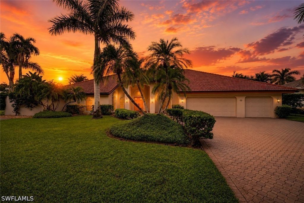 700 Hollybriar Ln, Naples
