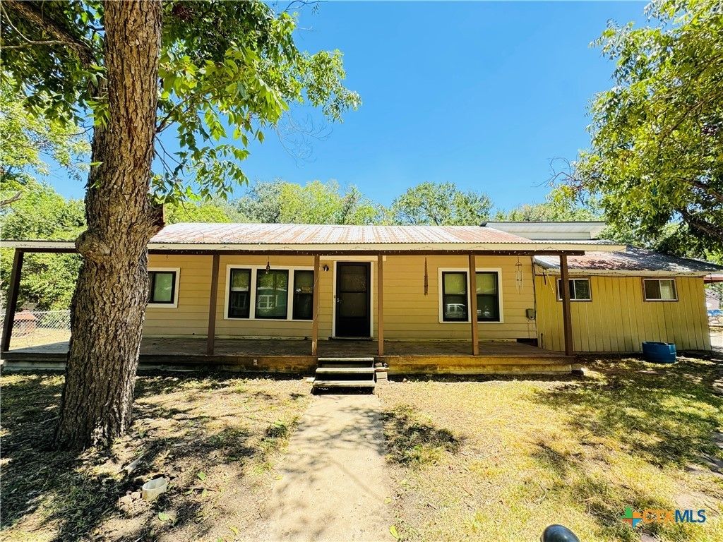 817 N Goodrich Street, Seguin