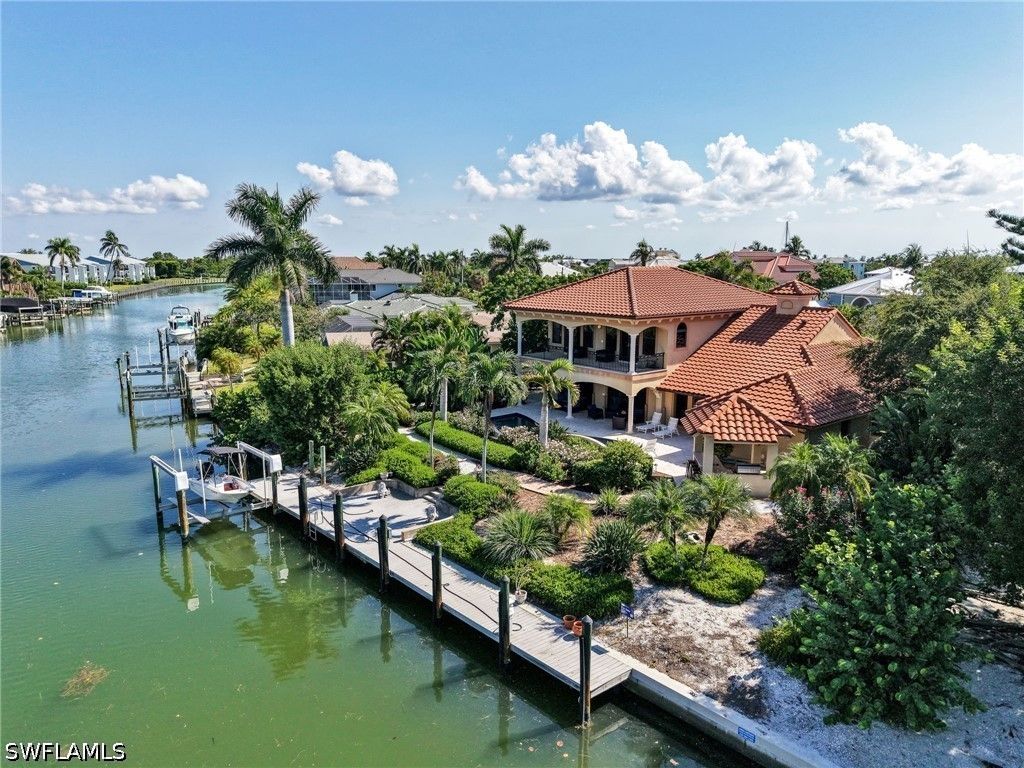 918 Limpet Dr, SANIBEL