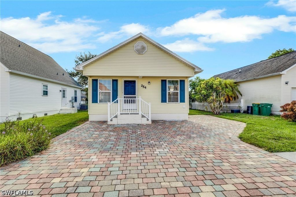 254 Leawood Cir, Naples