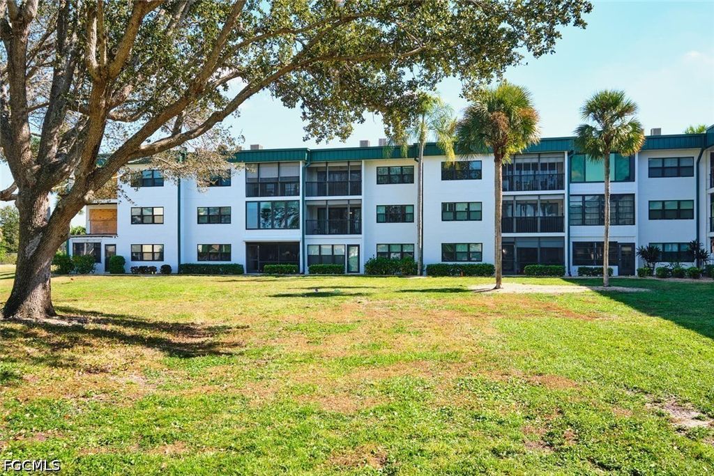 1747 Pebble Beach Dr 302, Fort Myers