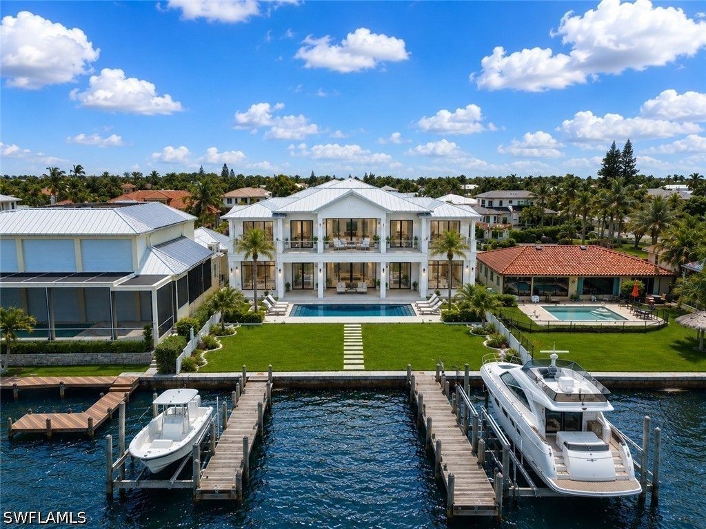 1535 Dolphin Ln, Naples