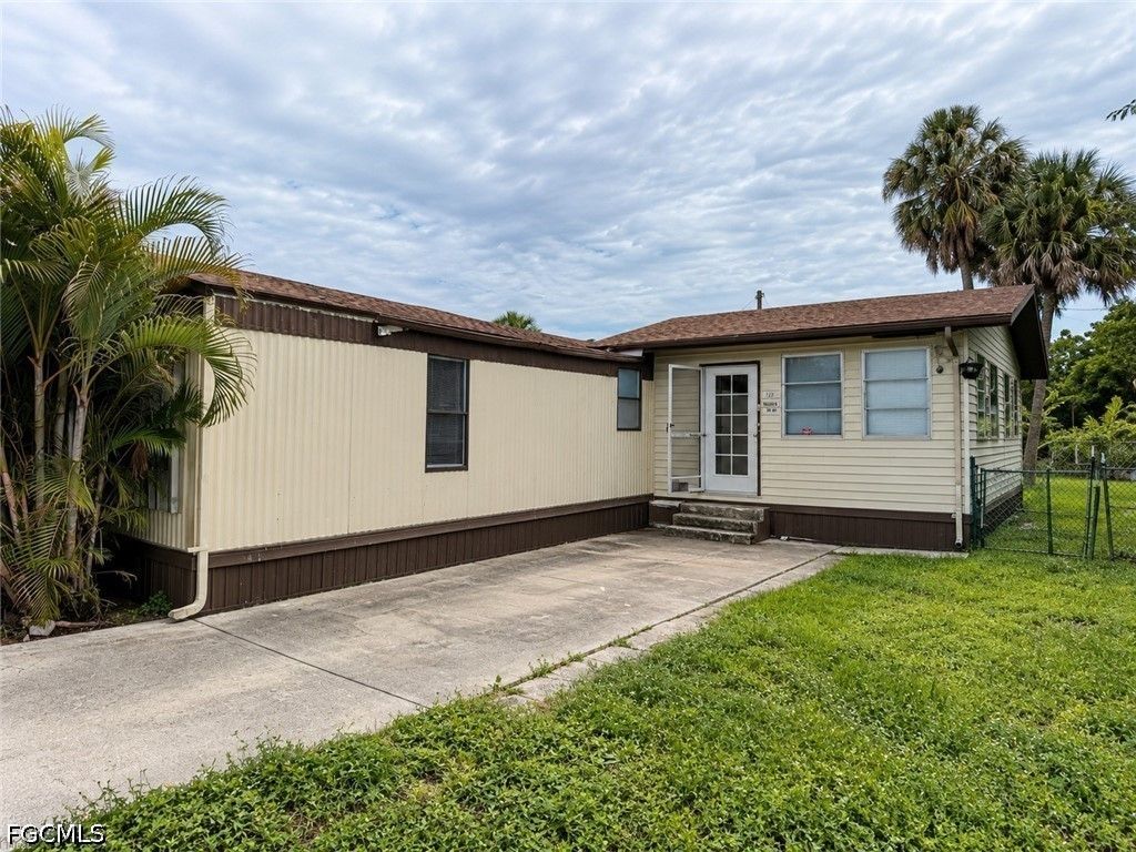 130 Lantern Pl, NORTH FORT MYERS