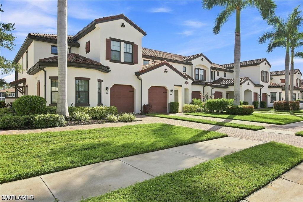 15157 Palmer Lake Cir 202, Naples