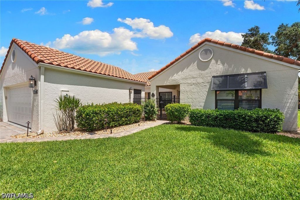 812 Reef Point Cir, Naples