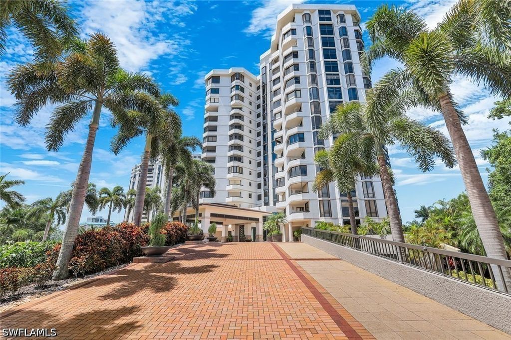 6075 Pelican Bay Blvd 104, Naples