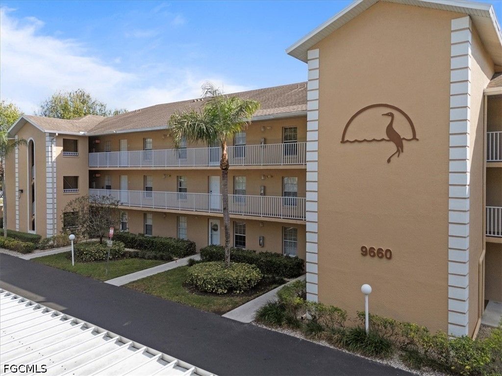 9660 Victoria Ln 206, NAPLES