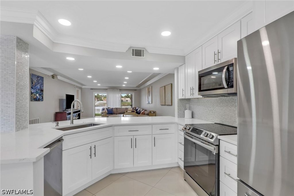 9580 Victoria Ln 104, Naples